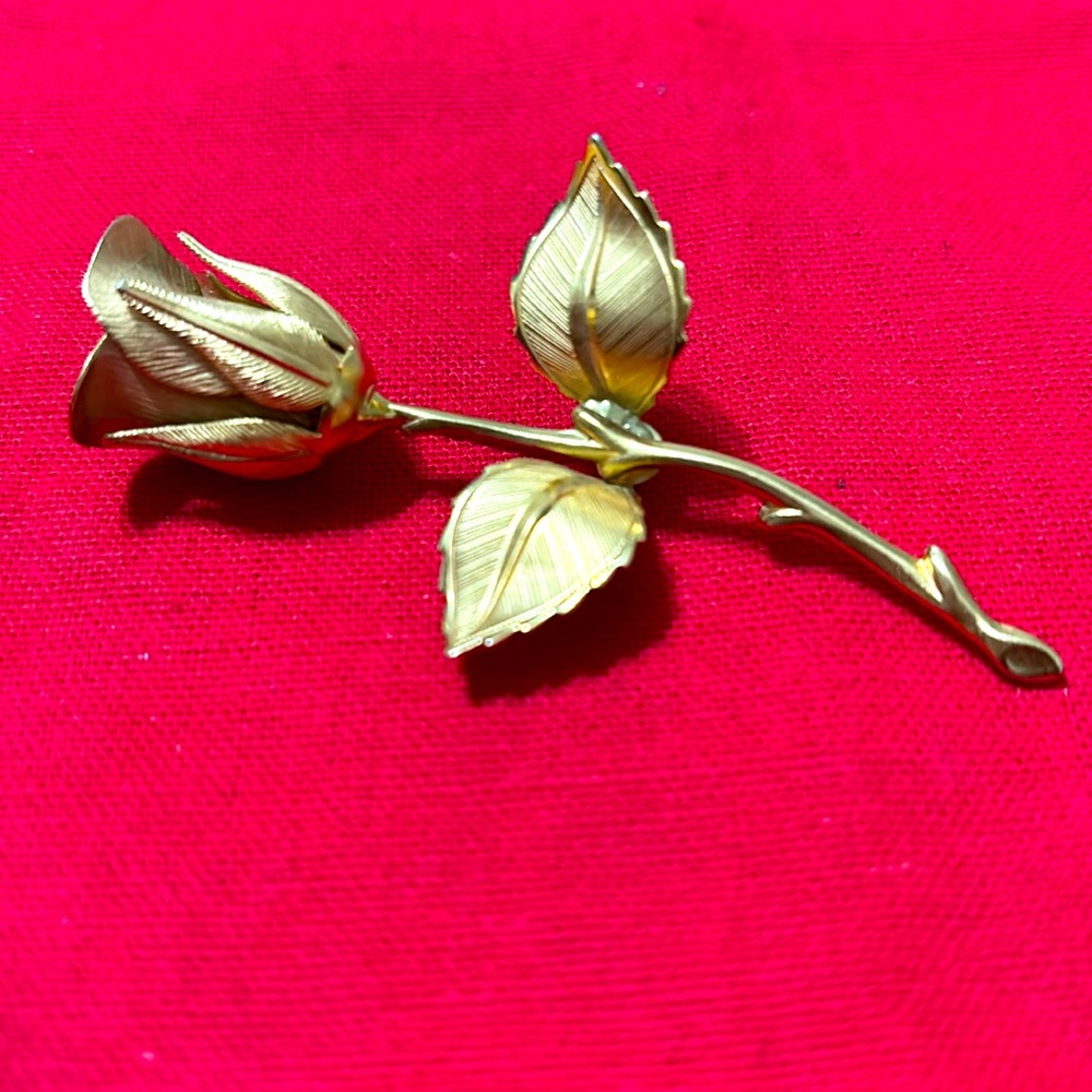 Vintage Giovanni gold tone rosebud brooch